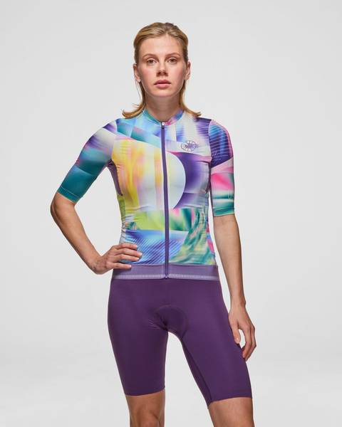 Model is wearing a size XS jersey